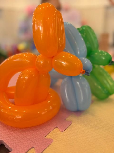 Esculturas de balões coloridos feitas no ateliê