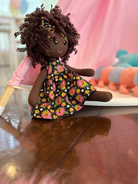 Boneca de pano sobre o tatame do espaço kids