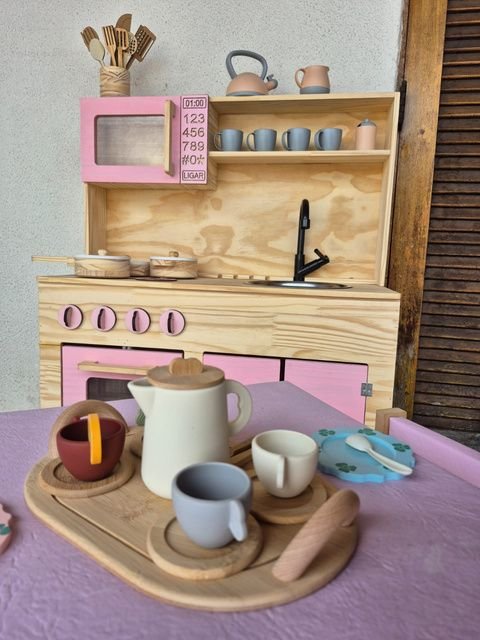 Cozinha de brinquedo com jogo de chá em madeira