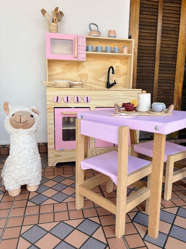 Cozinha de brinquedo rosa e lilás com lhama de pelúcia