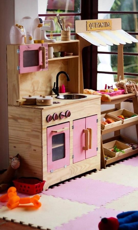 Cozinha de brinquedo em madeira e rosa com alimentos de feltro