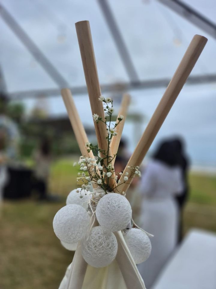 Detalhe da barraca teepee decorada com flores e pompons de algodão