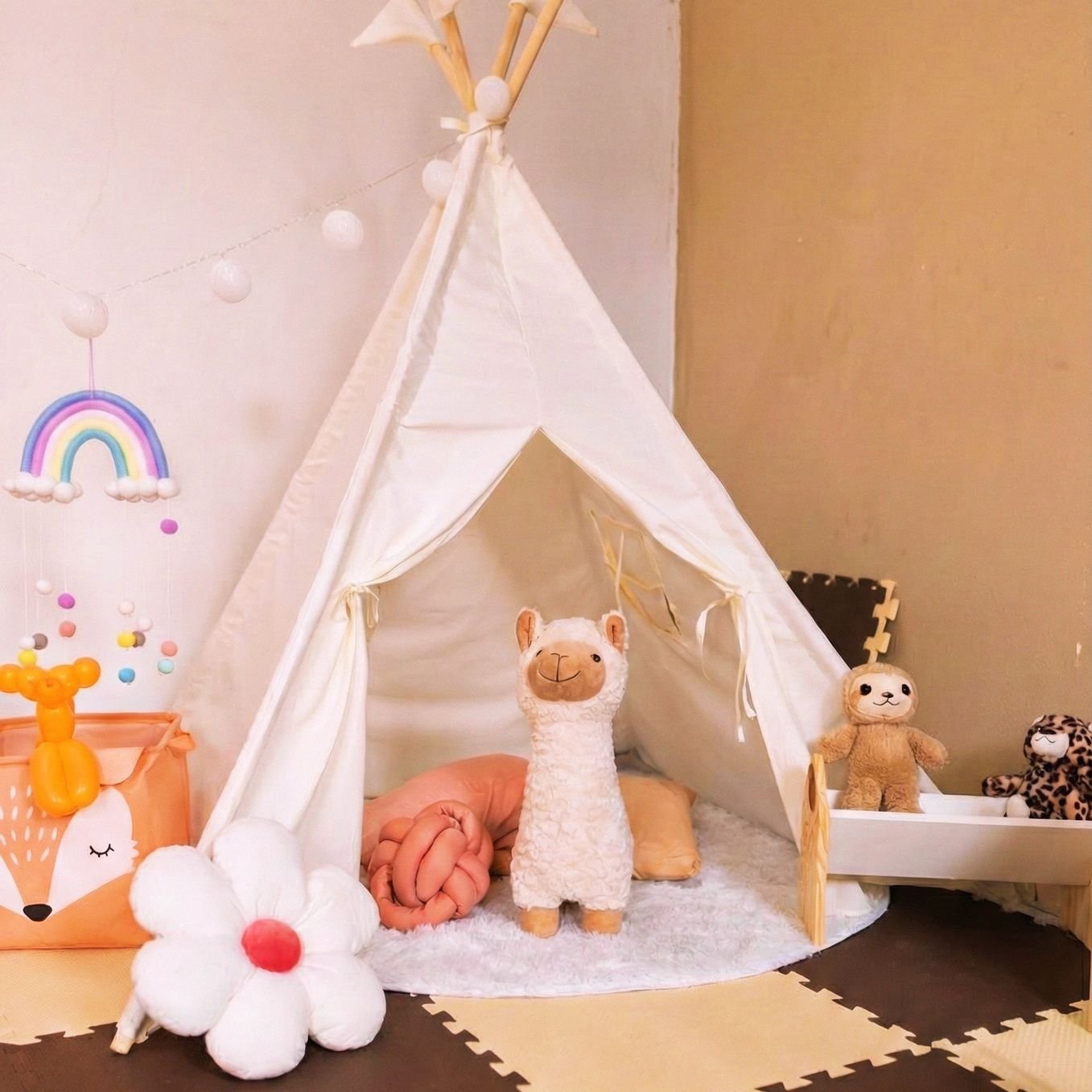 Barraca teepee cru com lhama de pelúcia, almofada de margarida e tapete felpudo