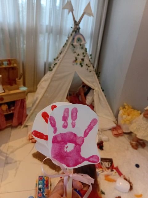 Barraca teepee com placa de mão pintada em rosa