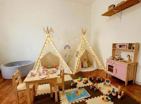 Espaço kids com teepee, cozinha de madeira e piscina de bolinhas